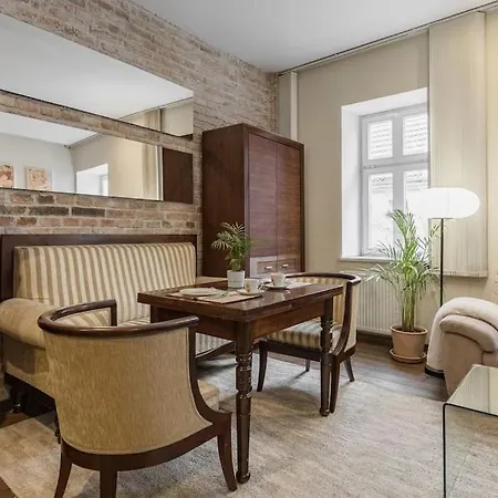 Spacious And Quiet In The Centre 아파트 포즈난